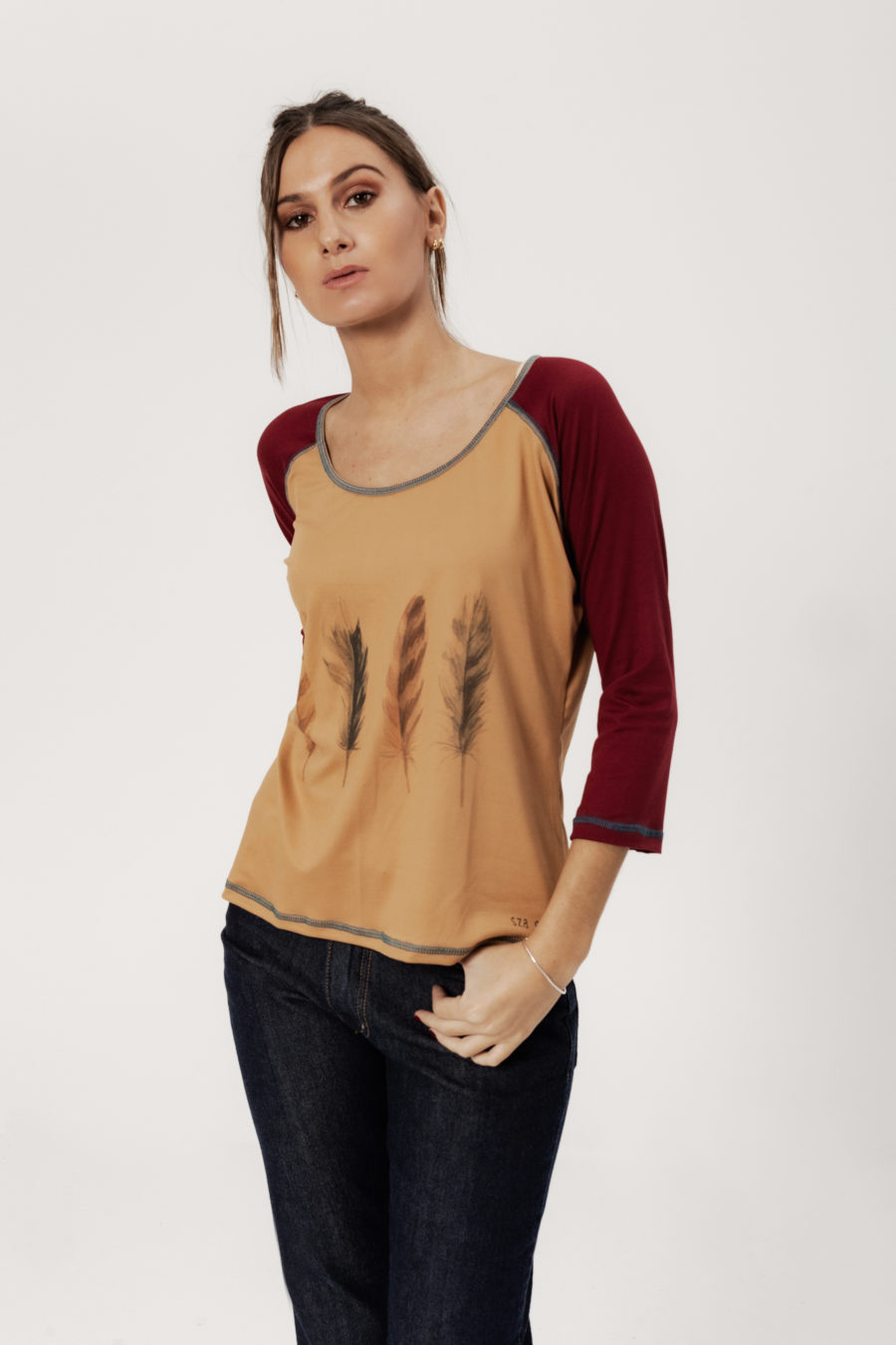 REMERA PLUMAS RANGLAN camel m