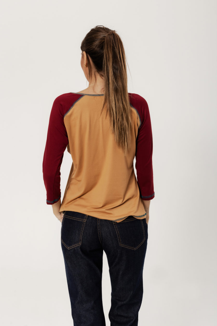 REMERA PLUMAS RANGLAN camel m